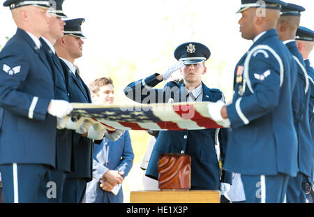 Führer von einer Ehrengarde der US Air Force, Captain Jennifer Lee, grüßt die Flagge und Reste von Elaine Danforth Harmon, der als eine Frauen Airforce Service Pilot Wespe während des zweiten Weltkriegs während ihrer Trauerfeier auf dem Arlington National Cemetery, 7. September 2016 diente. Harmon Familie arbeitete seit ihrem Tod im April 2015 auf 95 Jahre alt, eine U.S. Army Entscheidung, noch im selben Jahr rückgängig zu machen, um die Förderfähigkeit der Wespen für das Begräbnis in Arlington zu widerrufen. Die Wespen eine paramilitärische Organisation, die übergesetzt Militärflugzeuge und abgeschleppt Antenne, Ziele, Ausbildung erhielten militärischen Status in 1977 und Zuversicht Stockfoto