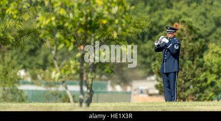 Ein US-Air Force Bugler spielt "Taps" während der Trauerfeier für Elaine Danforth Harmon, der als eine Frauen Airforce Service Pilot Wespe während des zweiten Weltkriegs auf dem Arlington National Cemetery, 7. September 2016 diente. Harmon Familie arbeitete seit ihrem Tod im April 2015 auf 95 Jahre alt, eine U.S. Army Entscheidung, noch im selben Jahr rückgängig zu machen, um die Förderfähigkeit für Wespen für das Begräbnis in Arlington zu widerrufen. Die Wespen, eine paramilitärische Organisation, die Militärflugzeuge übergesetzt und Antenne Trainingsziele geschleppt, erhielten militärischen Status im Jahr 1977 und entschlossen, für das Begräbnis im Jahr 2002 in Betracht. Die Rechnung Stockfoto