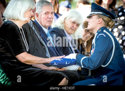 Anführer einer US-Air Force Ehrengarde, Captain Jennifer Lee, legt ein Flag Terry Lee Harmon, Tochter von Elaine Danforth Harmon, der als eine Frauen Airforce Service Pilot Wespe während des zweiten Weltkriegs während ihrer Trauerfeier auf dem Arlington National Cemetery, 7. September 2016 diente. Harmon Familie arbeitete seit ihrem Tod im April 2015 auf 95 Jahre alt, eine U.S. Army Entscheidung, noch im selben Jahr rückgängig zu machen, um die Förderfähigkeit der Wespen für das Begräbnis in Arlington zu widerrufen. Die Wespen, eine paramilitärische Organisation, übergesetzt Militärflugzeuge und abgeschleppt Antenne Trainingsziele, erhielten militärischen Status in Stockfoto