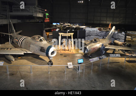 North American F-86A Sabre links auf dem Display mit der Mikojan-Gurewitsch MiG-15 in der Korea-Krieg-Galerie im National Museum der United States Air Force. Stockfoto