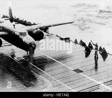 Ein b-25 beginnt seine ausziehen Roll vom Deck der USS Hornet für die "Doolittle Raid" auf Tokyo, Samstag, 18. April 1942. Der Bombenanschlag von den Vereinigten Staaten von Amerika auf der japanischen Hauptstadt Tokio und anderen Orten auf der Insel Honshu während Zweiter Weltkrieg, war der erste Luftangriff Streikrecht der japanischen Heimat Inseln. 16 B-25 Mitchell Mittlerer Bomber ohne Jagdschutz von der US Marine Flugzeugträger USS Hornet gestartet waren tief im westlichen Pazifischen Ozean, jeweils mit einer Besatzung von fünf Mann. Der Plan forderte sie zur Bombe militärische Ziele in Japan, und weiterhin nach Westen Stockfoto