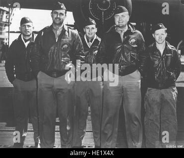 Crew Nr. 5 Flugzeug #40-2283, Ziel Tokio: 95. Bombardement Squadron, Captain David M. Jones, pilot; Lt. Ross R. Wilder, Copilot; Lt. Eugene F. McGurl, Navigator; Lt. Denver V. Truelove, Bombardier; Sgt Joseph W. Manske, Flugingenieur/Schütze. Stockfoto