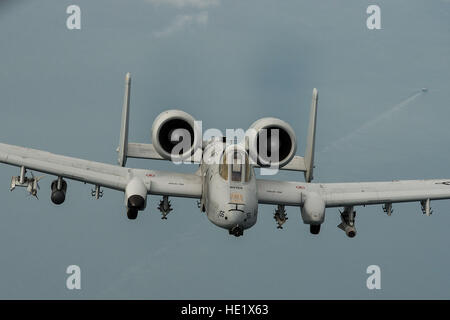 Eine a-10 Thunderbolt II fliegt über der Ostsee im 4. September 2015. Das Engagement enthalten die Bereitstellung von acht A-10s aus der 303. Jagdstaffel Whiteman Air Force Base, Mo., zur Amari Air Base, Estland. Den USA engagiert laufenden Beruhigung Bemühungen um die NATO-Staaten in Osteuropa. /Tech. Sgt. Jason Robertson Stockfoto