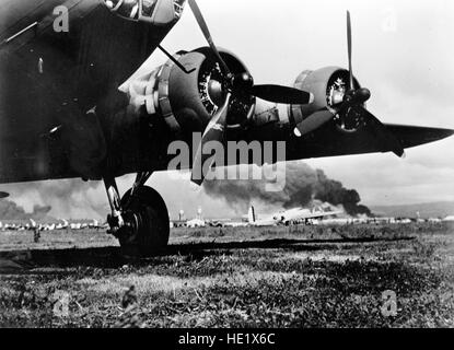 Ein Foto auf Hickam Luftwaffenstützpunkt während des japanischen Angriffs auf 7. Dezember 1941. Eine getarnte Boeing B-17E Flying Fortress steht im Vordergrund, eine silberne B - 17d ist im Hintergrund sichtbar. Stockfoto