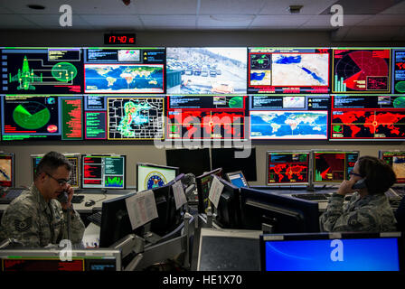 Techn. Sgts. Alex Gaviria und Sarah Haydon, beide senior System Controller annehmen von Anrufen innerhalb der 721st Squadron Systeme Kommunikationszentrum im Cheyenne Mountain Complex. Die Systeme zentrieren Monitore auf der ganzen Welt zur Unterstützung und Raketen Warnung. /Staff Sgt Andrew Lee Stockfoto