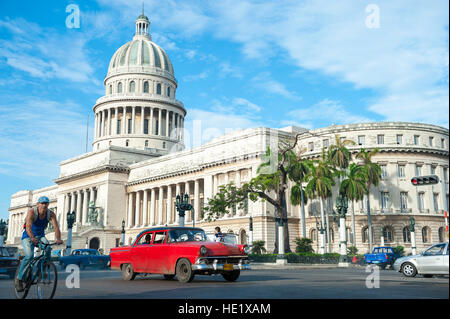 Havanna, Kuba - ca. Juni 2011: Bunte amerikanische Oldtimer pass vor dem Capitolio Gebäude im Centro. Stockfoto