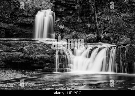 Schöne schwarze und weiße Wasserfall Landschaftsbild im Wald im Herbst Herbst Stockfoto