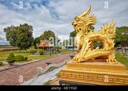 Drachen Figur vor Ort des verlorenen Kien Trung Pavillons (der Platz für die täglichen Aktivitäten der Kaiser). Kaiserstadt (Zitadelle), Hue, Vietnam. Stockfoto