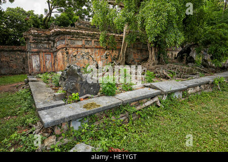 Überwucherten Ruinen von Phung Tien Tempel. Kaiserstadt (Zitadelle), Hue, Vietnam. Stockfoto