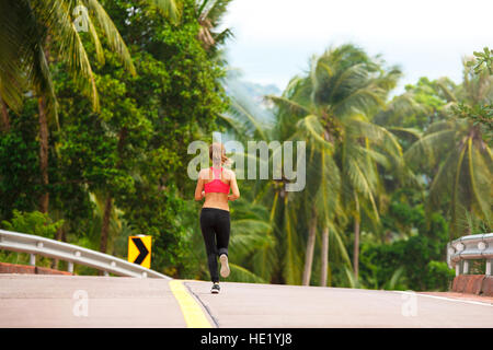 junge Fitness Frau läuft im tropischen Wald. Stock Bild. Stockfoto