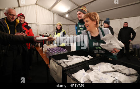 Erste Minister Nicola Sturgeon serviert Frühstück in Charlotte Square, Edinburgh für Teilnehmer an der ersten sozialen Biss CEO Sleepout, die einige Schottlands wohlhabende und einflussreiche Leute in eine Sleepout um Geld für ein neues Dorf für Obdachlose sah. Stockfoto