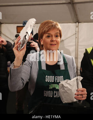 Erste Minister Nicola Sturgeon serviert Frühstück in Charlotte Square, Edinburgh für Teilnehmer an der ersten sozialen Biss CEO Sleepout, die einige Schottlands wohlhabende und einflussreiche Leute in eine Sleepout um Geld für ein neues Dorf für Obdachlose sah. Stockfoto