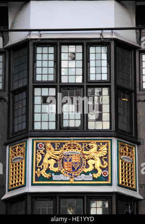 Königliche Wappen des Vereinigten Königreichs mit dem Motto Dieu et Mon Droit Stockfoto