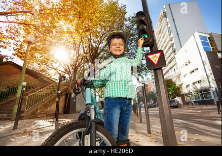 Fröhlicher Junge Studium der Straßenverkehrsordnung Stockfoto