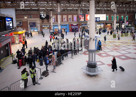 Passagiere-Warteschlange für Züge zum Flughafen Gatwick in London Victoria Station am dritten Tag dieser Woche als Fahrer arbeiten für Südbahn in den Streik, mit dem Unternehmen gegangen erwartet, dass alle seine 2.242 abbrechen Wochentag Dienstleistungen. Stockfoto