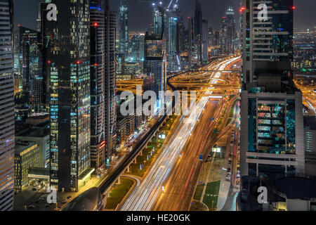 Auf der Suche Sheik Zayed Road in Dubai Stockfoto