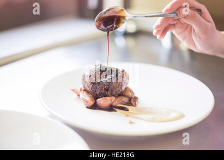 Abschluss den Hauptgang Koch Stockfoto