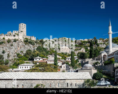 malerische Aussicht von Pocitelj Dorf traditionelle Architektur Altbauten und Moschee in Bosnien-Herzegowina Stockfoto