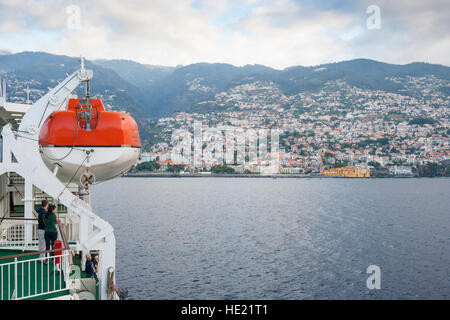 Blick auf Funchal auf Madeira vom Deck des Schiffes Stockfoto