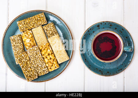 Kozinaki mit Samen, Nüssen, Sesam und Honig Stockfoto