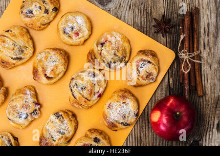 Cookies aus Blätterteig mit Apfel Marmelade und Rosinen Stockfoto