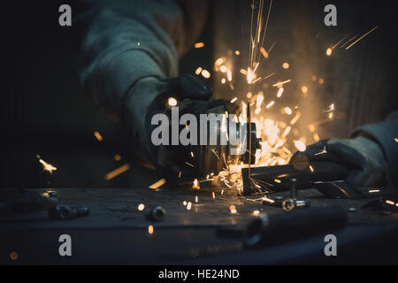 Schleifen von Metall-Leitung in eine Werkstatt und ein Funken Stockfoto