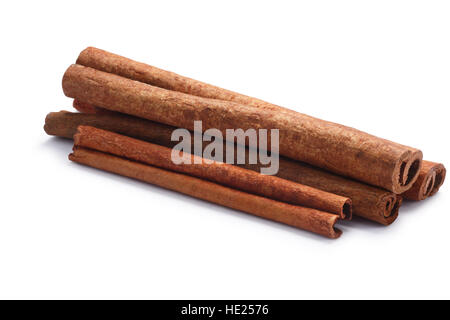 Haufen von Zimtstangen. Schneidepfade, Schatten getrennt Stockfoto