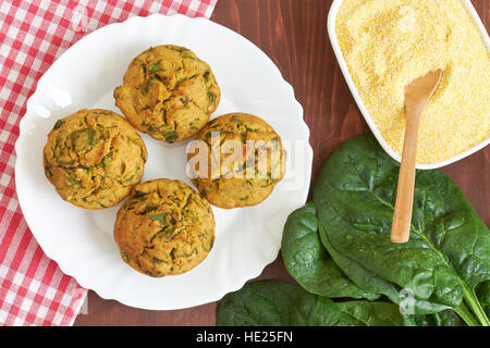 Vegane Muffins mit Spinat und Maismehl auf weißem Teller serviert. Ansicht von oben Stockfoto