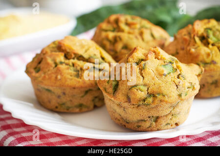 Vegane Muffins mit Spinat und Maismehl auf weißem Teller serviert Stockfoto