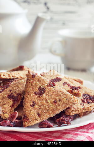 Vollkorn-Kekse mit getrockneten Cranberries auf weißem rustikalen hölzernen Hintergrund Stockfoto