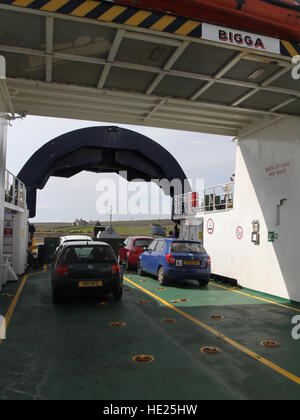 Autos auf mv bigga Anreisen gutcher Yell, shetland Schottland juni 2014 Stockfoto