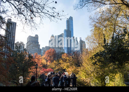 Gapstow Brücke im Central Park mit Manhattan Skyline im Hintergrund, New York NYC, USA Stockfoto