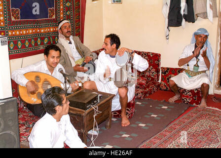 Manakhah, Jemen - 7. Januar 2008: Menschen spielen traditionellen Musik auf Manakhah über den Jemen Stockfoto