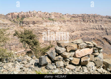 Rote Felsen und alte Häuser Kawkaban befestigten Stadt, Republik Jemen Stockfoto