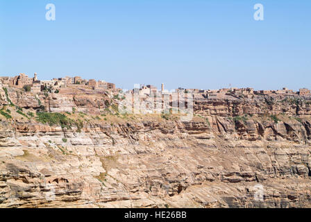 Rote Felsen und alte Häuser Kawkaban befestigten Stadt, Republik Jemen Stockfoto