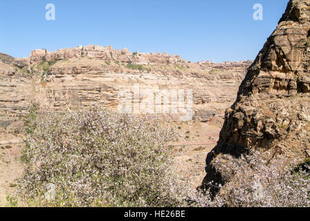 Rote Felsen und alte Häuser Kawkaban befestigten Stadt, Republik Jemen Stockfoto