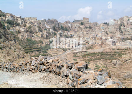 Rote Felsen und alte Häuser Manakhah befestigten Stadt, Republik Jemen Stockfoto