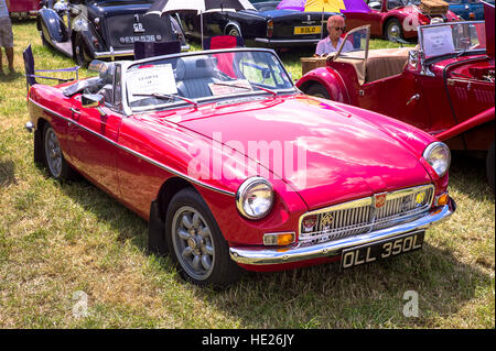 Ein MGB Roadster-Sportwagen aus den 1970er Jahren bei einer Land-show Stockfoto