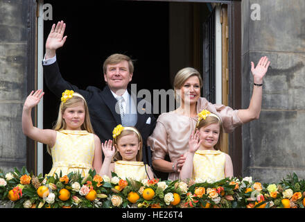 König Willem Alexander & Königin Maxima der Niederlande mit ihren Töchtern vor Willem Alexander Einweihung als König Stockfoto