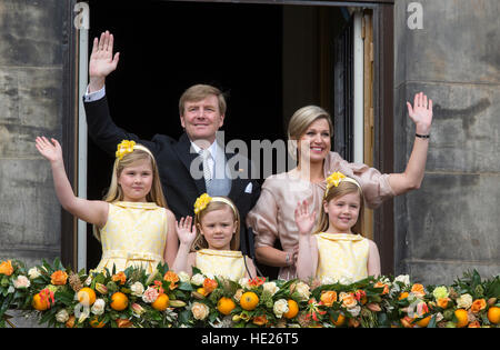 König Willem Alexander & Königin Maxima der Niederlande mit ihren Töchtern vor Willem Alexander Einweihung als König Stockfoto