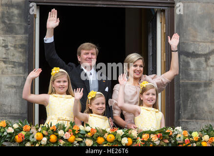 König Willem Alexander & Königin Maxima der Niederlande mit ihren Töchtern vor Willem Alexander Einweihung als König Stockfoto