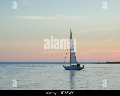 Ein Segelboot bei Sonnenuntergang über Sarasota Bay, Florida, USA Stockfoto