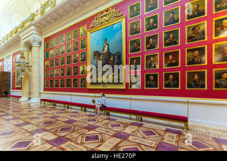 Sankt PETERSBURG, Russland - 27. Juli 2014: Studentin sitzt in Militär-Galerie des Vaterländischen Krieges von 1812 Eremitage-Museum Stockfoto