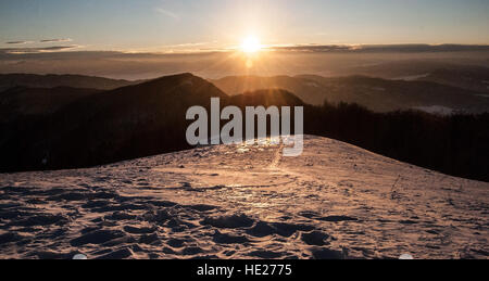 Winter-Bergpanorama bei Sonnenaufgang von Revan Hügel im südlichsten Teil der Mala Fatra Gebirge in der Slowakei Stockfoto