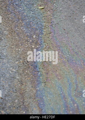 Ölpest auf Asphaltstraße Stockfoto