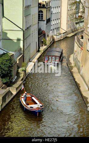 Prag, Tschechische Republik. Čertovka - Streams zwischen Kampa-Insel und Mala Strana - gesehen von der Karlsbrücke entfernt Stockfoto