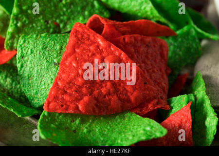 Festliche Weihnachten grün und rot Tortillachips mit Salsa Stockfoto