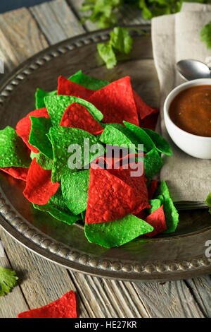 Festliche Weihnachten grün und rot Tortillachips mit Salsa Stockfoto