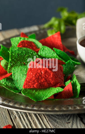 Festliche Weihnachten grün und rot Tortillachips mit Salsa Stockfoto