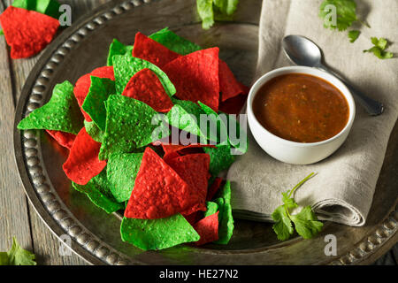 Festliche Weihnachten grün und rot Tortillachips mit Salsa Stockfoto